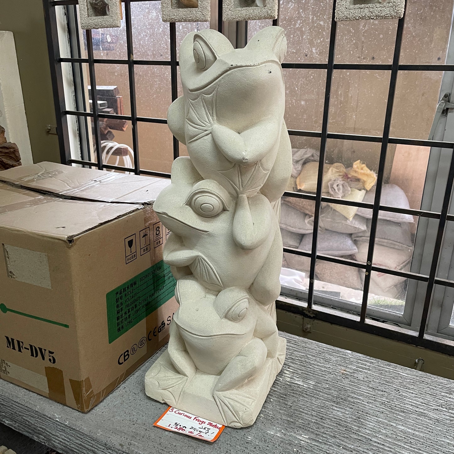 3 Curious Frog Statue